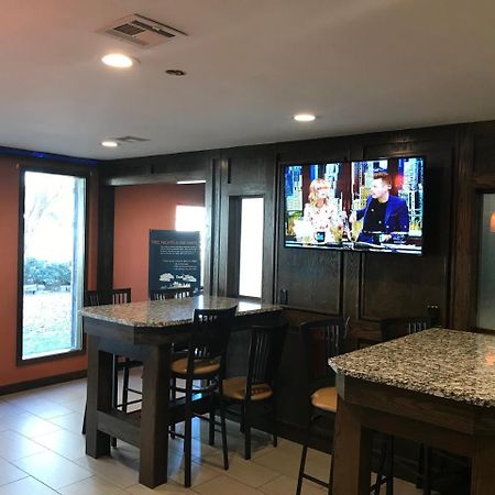 Super 8 By Wyndham Fayetteville Εξωτερικό φωτογραφία