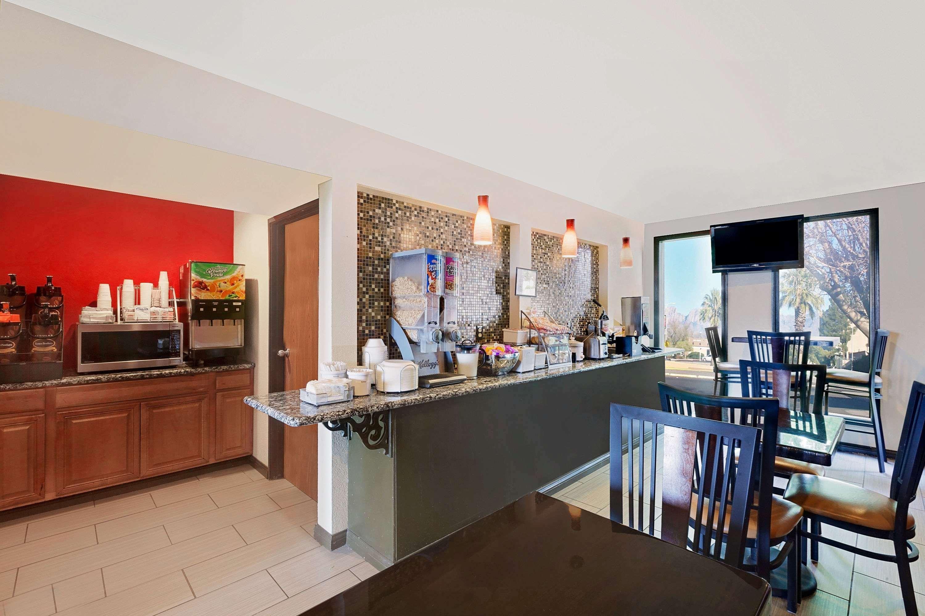 Super 8 By Wyndham Fayetteville Εξωτερικό φωτογραφία