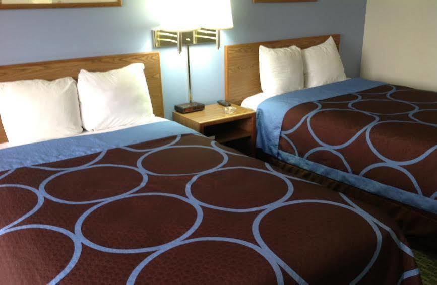 Super 8 By Wyndham Fayetteville Εξωτερικό φωτογραφία