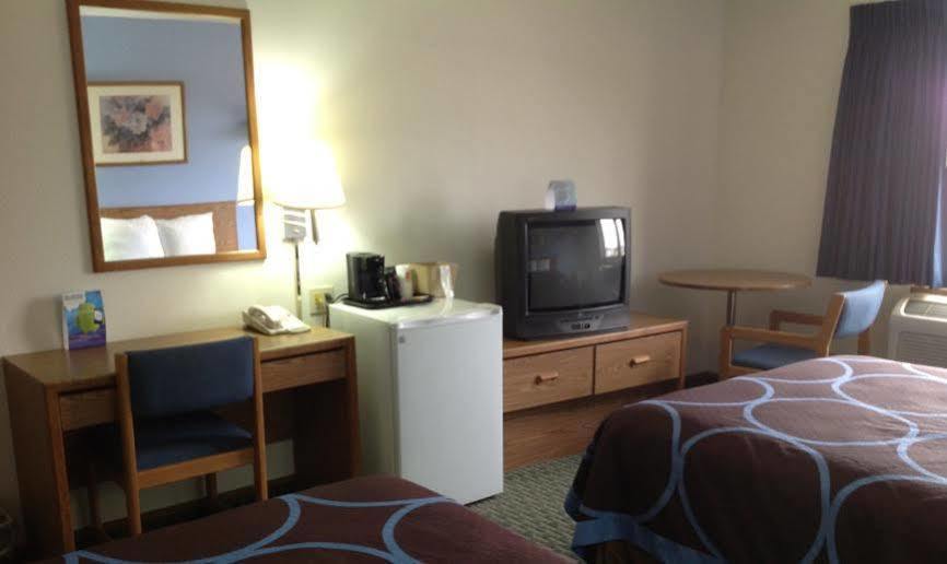 Super 8 By Wyndham Fayetteville Εξωτερικό φωτογραφία