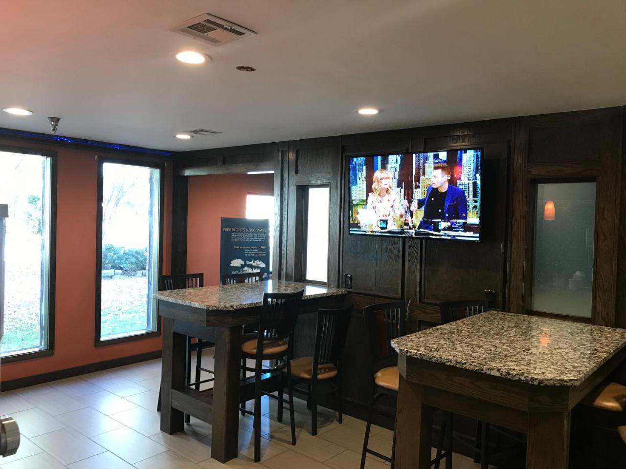 Super 8 By Wyndham Fayetteville Εξωτερικό φωτογραφία