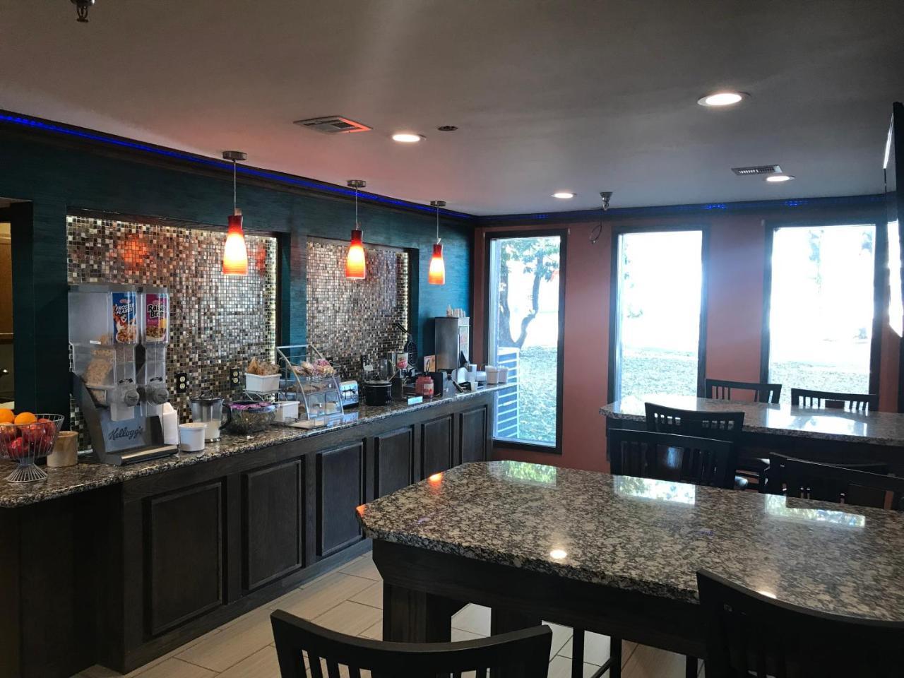 Super 8 By Wyndham Fayetteville Εξωτερικό φωτογραφία